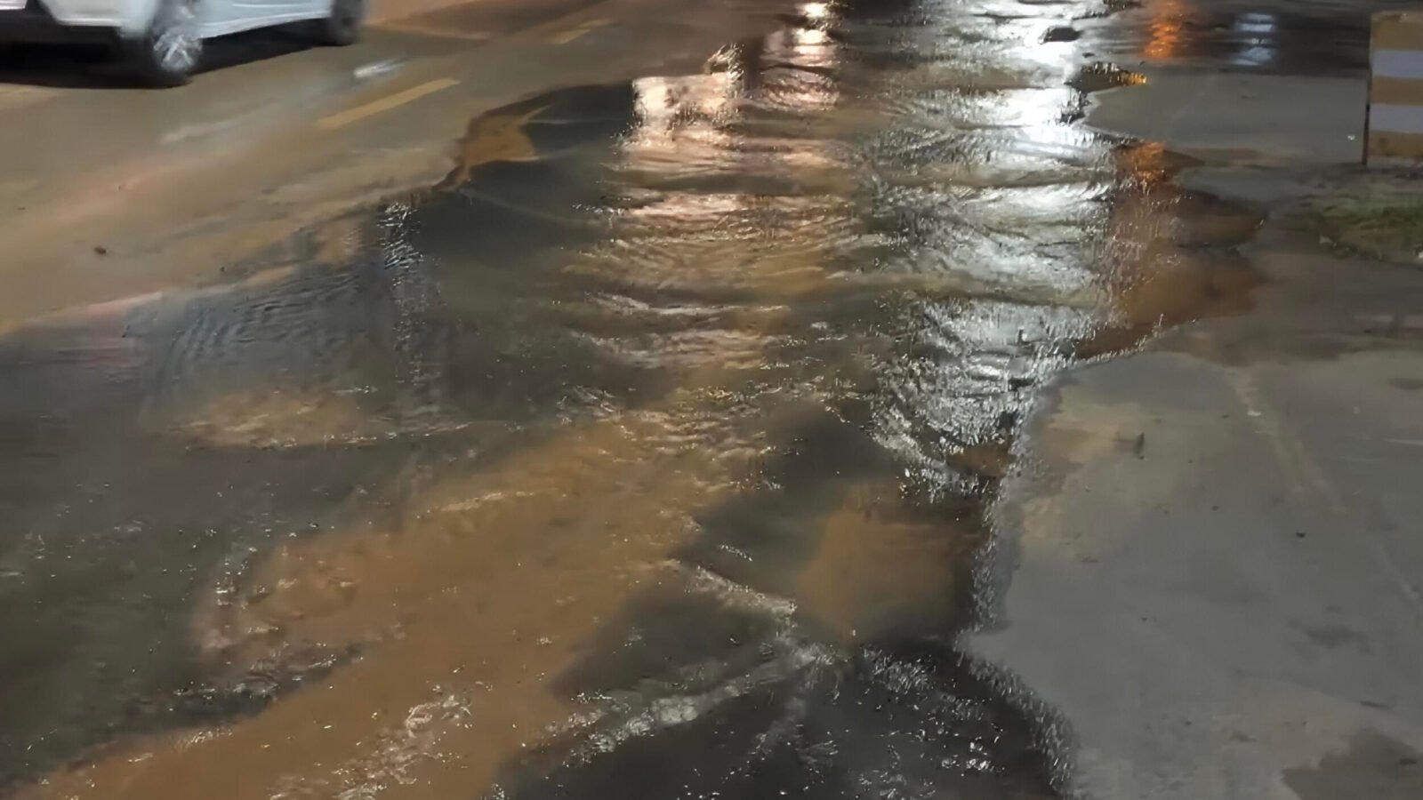 Cano estoura na BR-230 e deixa moradores de Floriano em alerta: “Quem não banhou, agora só no Rio”