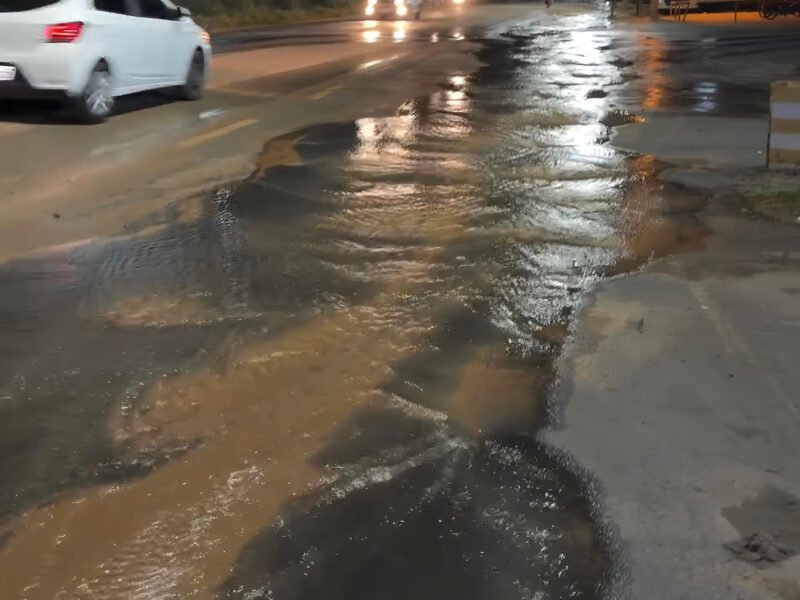 Cano estoura na BR-230 e deixa moradores de Floriano em alerta: “Quem não banhou, agora só no Rio”