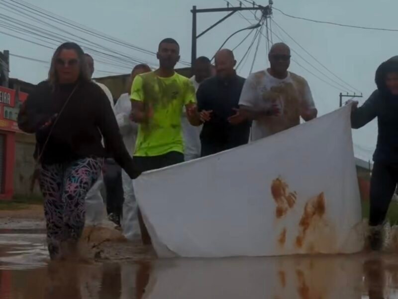 Corrida da Independência na lama: moradores de Tamoios protestam no 6 de setembro e desafiam o prefeito a trocar o asfalto do centro pelo barro da ponta
